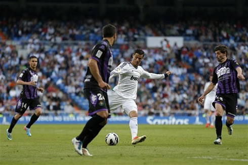 Cristiano Ronaldo attempting a long-range shot in Real Madrid vs Valladolid, for La Liga in 2013