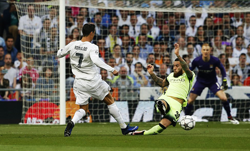 Cristiano Ronaldo trying to avoid clashing with Otamendi