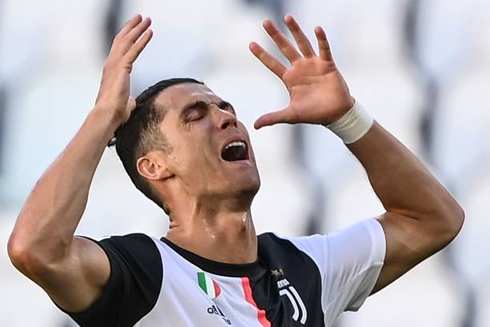 Cristiano Ronaldo unhappy with his finish in a Juventus game in the Serie A