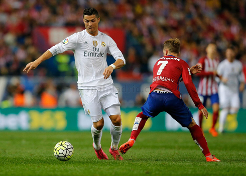Cristiano Ronaldo dribbling Antoine Griezmann, in Atletico vs Real Madrid in 2015