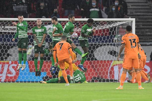 Cristiano Ronaldo hitting a free-kick in Ferencvaros 1-4 Juventus