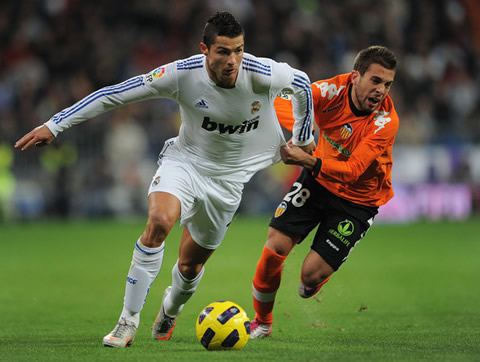 Cristiano Ronaldo being pulled by a defender