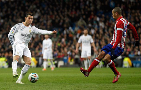 Cristiano Ronaldo shooting from outside the box, in Real Madrid vs Atletico, in the Copa del Rey 1st leg at the Santiago Bernabéu