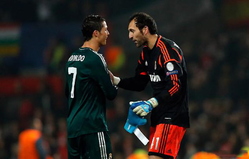 Cristiano Ronaldo being congratulated by Diego López, in post-match celebrations of Manchester United 1-2 Real Madrid, in 2013