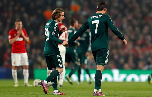 Cristiano Ronaldo giving his hand to Luka Modric, in Manchester United vs Real Madrid, in 2013