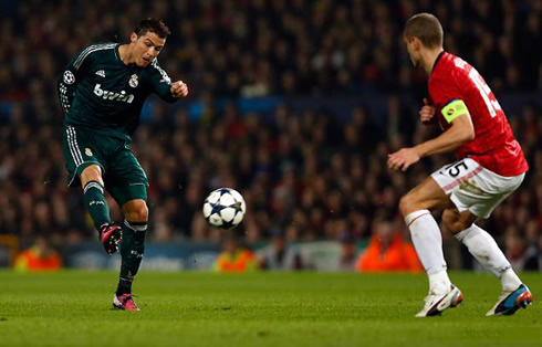 Cristiano Ronaldo long range shot, in Manchester United vs Real Madrid, in 2013