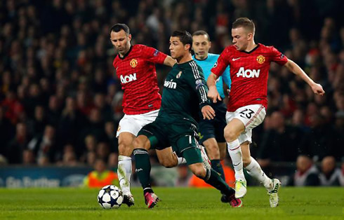 Cristiano Ronaldo in between Ryan Giggs and Tom Cleverley, in Manchester United 1-2 Real Madrid, for the UCL in 2013