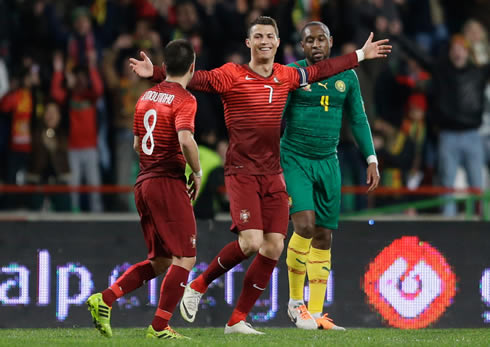 Cristiano Ronaldo opens his arms to hug João Moutinho