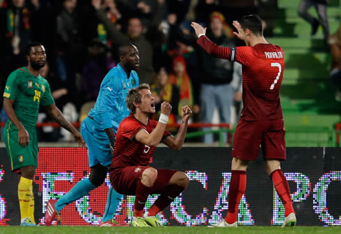 Fábio Coentrão in absolute joy and doing squats in front of Cristiano Ronaldo