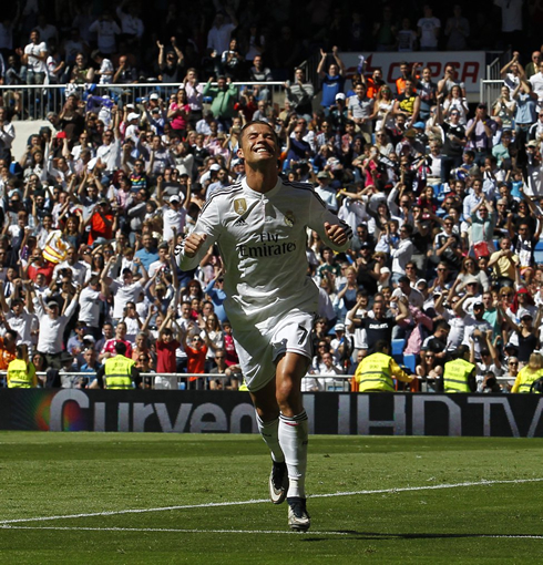 Cristiano Ronaldo running in the Bernabéu with his eyes closed