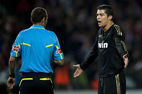 Cristiano Ronaldo asking for explanations to the referee, in a Real Madrid game in 2012