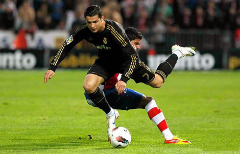 Cristiano Ronaldo being knocked down in Granada vs Real Madrid, in 2012