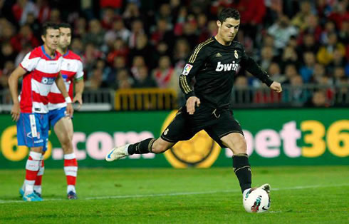 Cristiano Ronaldo scoring from the penalty-kick spot, in Granada 1-2 Real Madrid, for La Liga 2012
