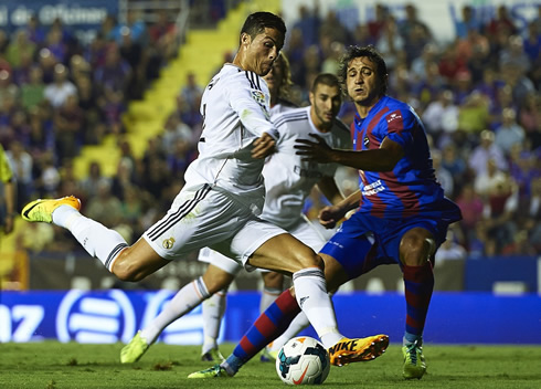 Cristiano Ronaldo scoring the winner in Levante 2-3 Real Madrid, for the Spanish League 2013-14