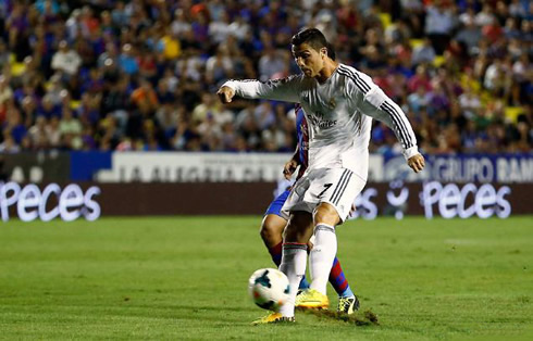 Cristiano Ronaldo left-foot strike, in Levante vs Real Madrid, in 2013