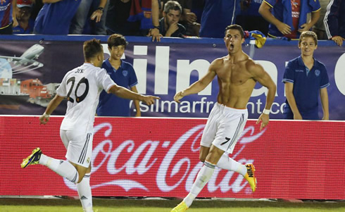 Cristiano Ronaldo crazy shirtless celebration in Levante 2-3 Real Madrid