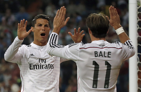 Cristiano Ronaldo clapping hands with Gareth Bale