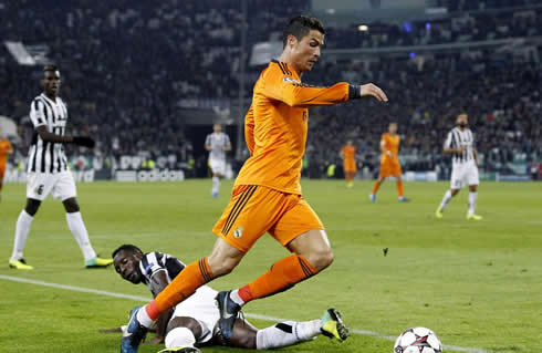 Cristiano Ronaldo dribbling a defender in Juventus vs Real Madrid