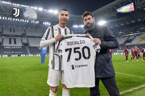 Cristiano Ronaldo holding his commemorative shirt for his 750th goal with Andrea Agnelli