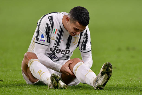 Cristiano Ronaldo in pain because of his knee