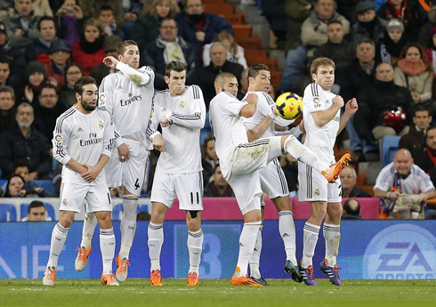 Carvajal, Sergio Ramos, Bale, Benzema, Ronaldo and Illarramendi forming Real Madrid wall in a free-kick against Celta de Vigo