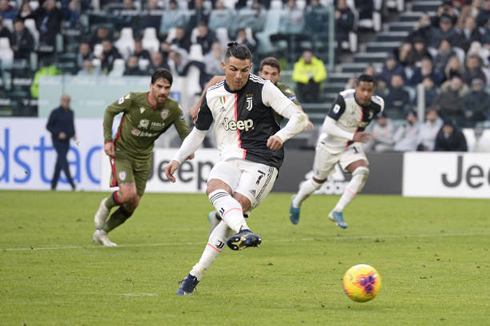 Cristiano Ronaldo converting a penalty-kick in Juventus 4-0 Cagliari