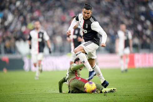 Cristiano Ronaldo dribbling an opponent in Juventus vs Cagliari