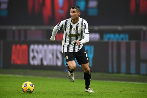 Cristiano Ronaldo running with the ball with his eyes on his teammates movements