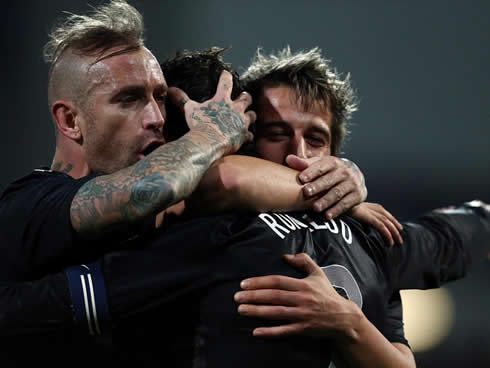 Raúl Meireles and Fábio Coentrão, hugging Cristiano Ronaldo after his goal for Portugal, against Ecuador, in 2013