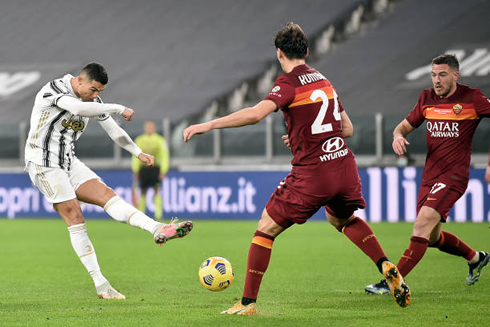 Cristiano Ronaldo scores with his left foot in Juventus 2-0 AS Roma