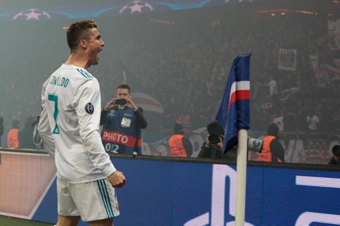 Cristiano Ronaldo roars near the corner flag in PSG 1-2 Real Madrid in 2018