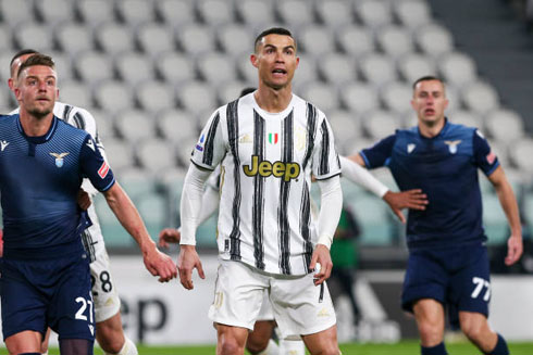 Cristiano Ronaldo waiting for a corner-kick cross in Juventus vs Lazio