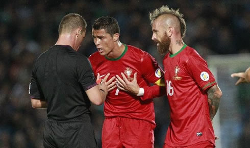 Cristiano Ronaldo and Raúl Meireles having a chat with the referee