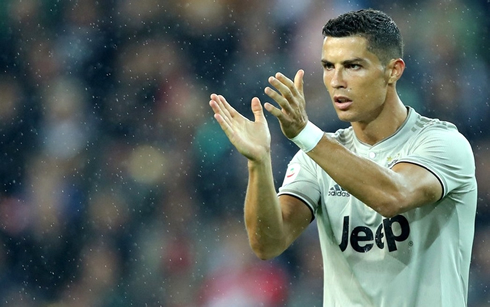 Cristiano Ronaldo applauding a teammate's action in Udinese vs Juventus