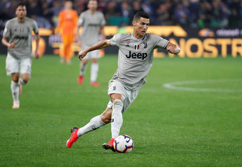 Cristiano Ronaldo moving the ball forward in a Juventus game for the Serie A