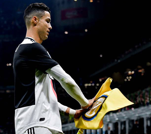 Cristiano Ronaldo handling Inter corner flag at the Giuseppe Meazza stadium