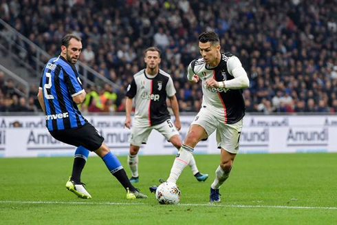 Cristiano Ronaldo getting past Godin in Inter 1-2 Juventus