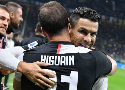 Cristiano Ronaldo hugging Higuaín, after Juventus 2-1 win over Inter Milan