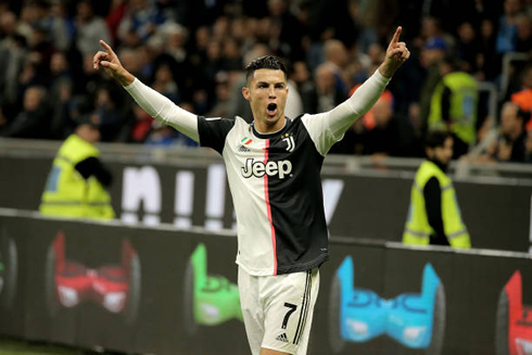 Cristiano Ronaldo raises both arms to celebrate Juventus victory over Inter Milan