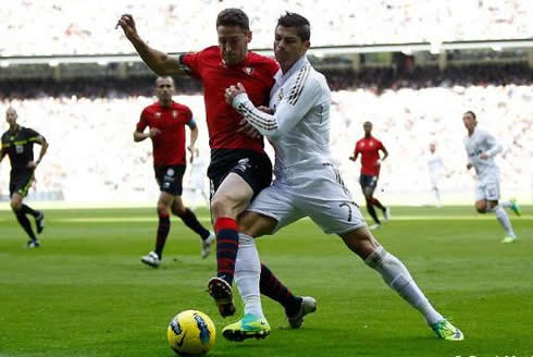 Cristiano Ronaldo pushing a defender to gain position