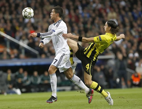 Cristiano Ronaldo trying to escape from Subotic, in Real Madrid vs Borussia Dortmund, in 2012-2013