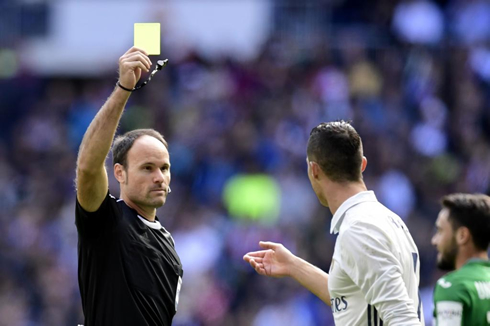 Cristiano Ronaldo being shown the yellow card by Mateu Lahoz in a league game in 2016
