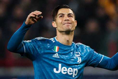 Cristiano Ronaldo reacts with a smile in a Juventus game