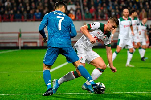 Cristiano Ronaldo dribbling attempt in Lokomotiv Moscow vs Juventus