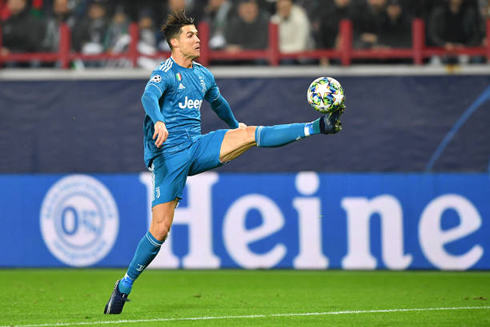 Cristiano Ronaldo flexibility to control a difficult ball