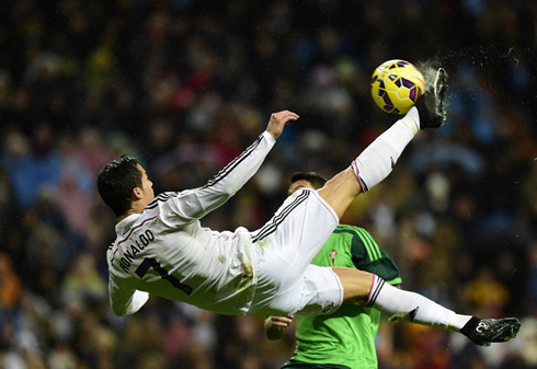 Cristiano Ronaldo acrobatic bicycle kick in Real Madrid 3-0 Celta de Vigo for La Liga