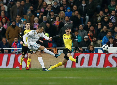 Cristiano Ronaldo scores from outisde the box in Real Madrid 3-2 Borussia Dortmund in the Champions League 2017-18