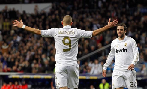 
Karim Benzema celebrates a Real Madrid goal opening his arms and waiting for Gonzalo Higuaín, in 2011-2012