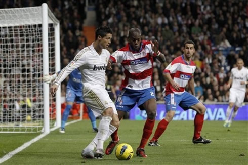 Cristiano Ronaldo doing a pass to a teammate, in Real Madrid vs Granada