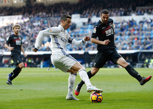Cristiano Ronaldo pulling back the ball with the bottom of his boot, in Real Madrid vs Granada in 2017